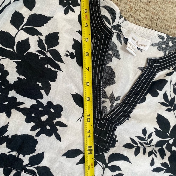 Lucy& Laurel  NWOT Black& White Floral Pattern Top Sz 1x - Picture 4 of 13